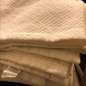 Bee and willow 100 percent cotton Cream twin blanket Nice!!